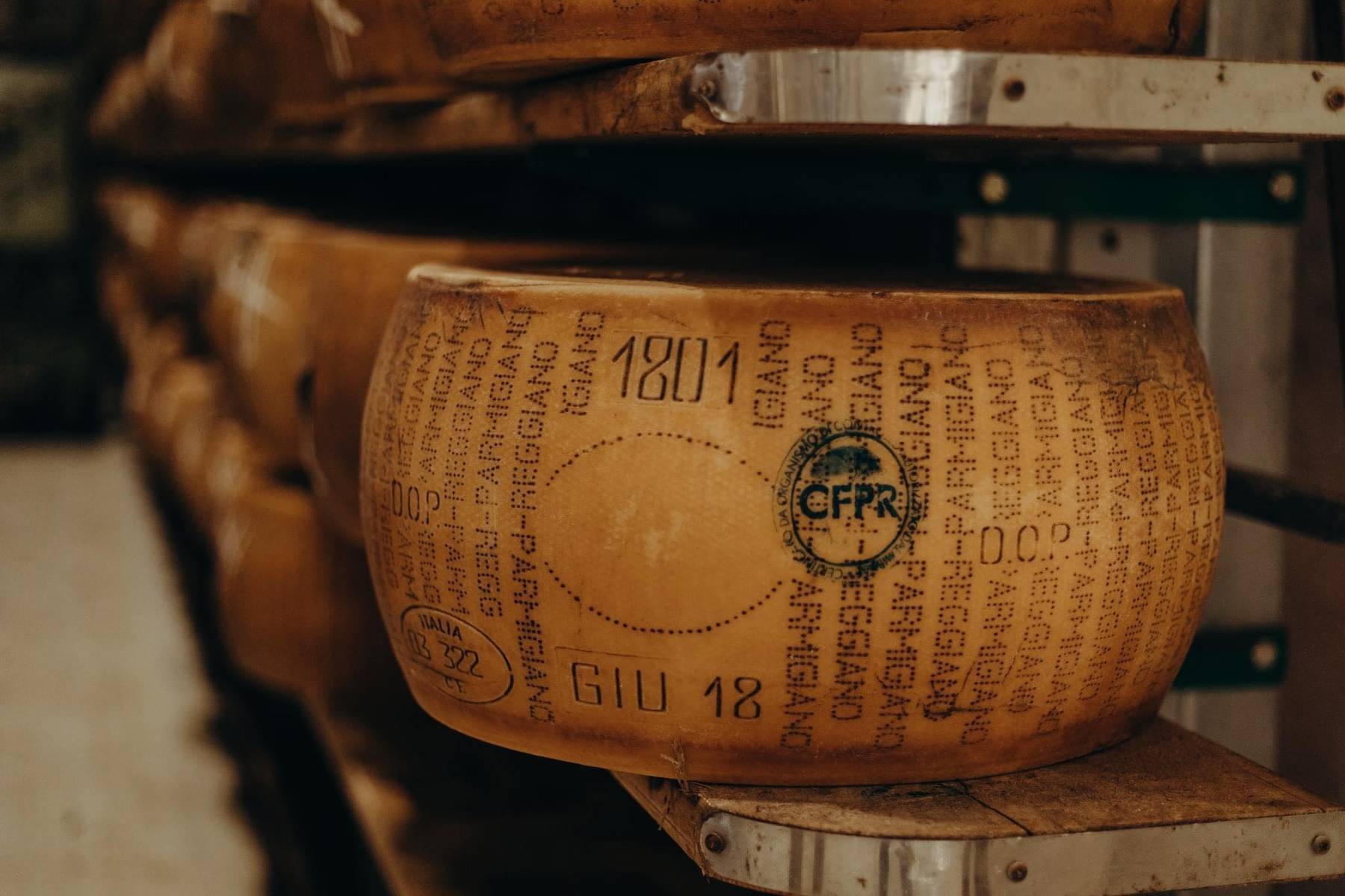 Il sapore del tempo: le stagionature contadine del Parmigiano Reggiano 
